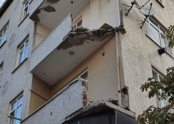 Bağcılar'da balkon çöktü; 1 işçi öldü