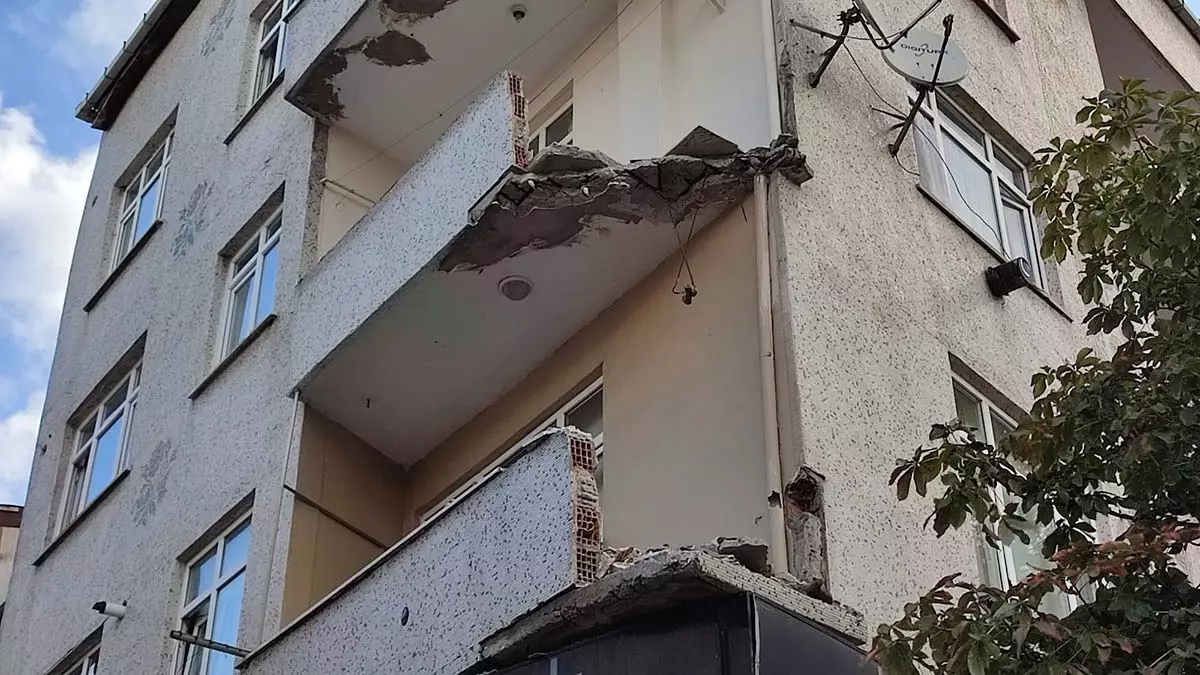 Bağcılar'da balkon çöktü; 1 işçi öldü