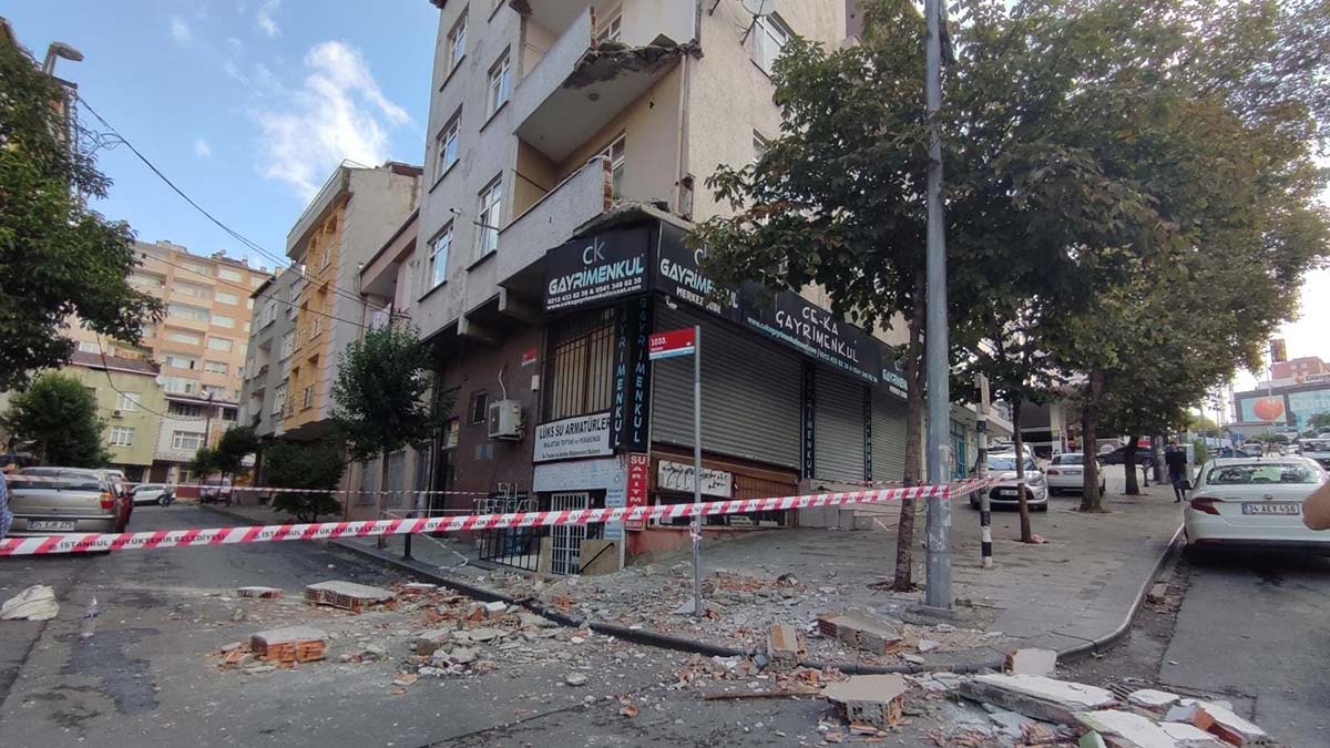 Bağcılar'da balkon çöktü, Hüseyin Efe adlı işçi tadilat için çıktığı balkonla beraber iki kat aşağıya düşerek hayatını kaybetti.