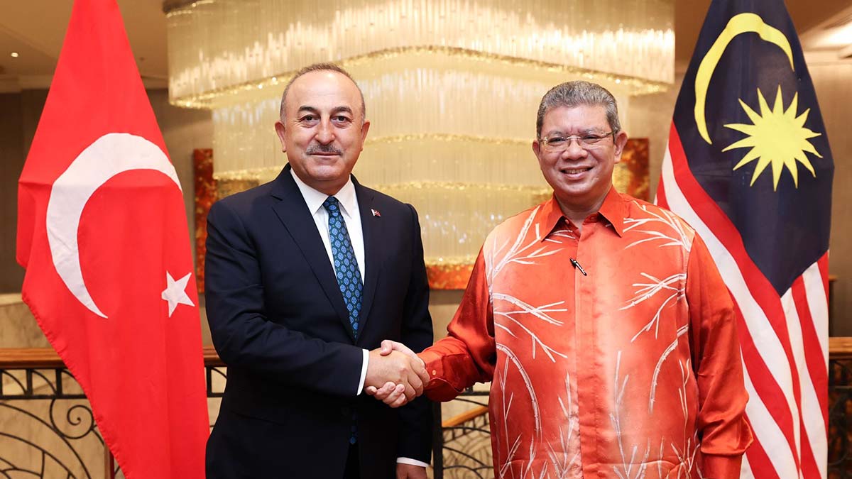Temaslarda bulunmak üzere Malezya’ya gelen Dışişleri Bakanı Mevlüt Çavuşoğlu'nun Malezya temasları; Malezya Başbakanı İsmail Sabri Yakub, Malezya Dışişleri Bakanı Saifuddin Abdullah ve Malezya Kıdemli Savunma Bakanı Hishammuddin Hussein ile ikili görüşmeler gerçekleştirdi.