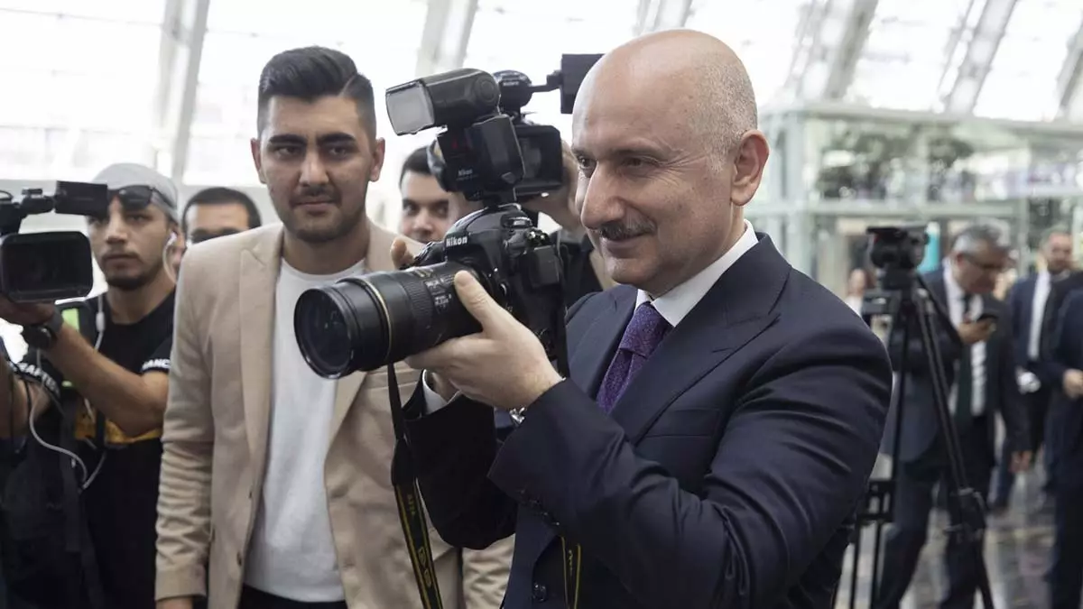 Ulaştırma ve altyapı bakanı adil karaismailoğlu, gaziantep ve mardin'deki kazalara ilişkin, "bu kazalar yol kusurundan kaynaklı kazalar değil. İnceleme, araştırma ve soruşturmalar devam ediyor. Şu an yol kusuru dışında olan sürücü hataları ve araç hataları gözükmekte" dedi.