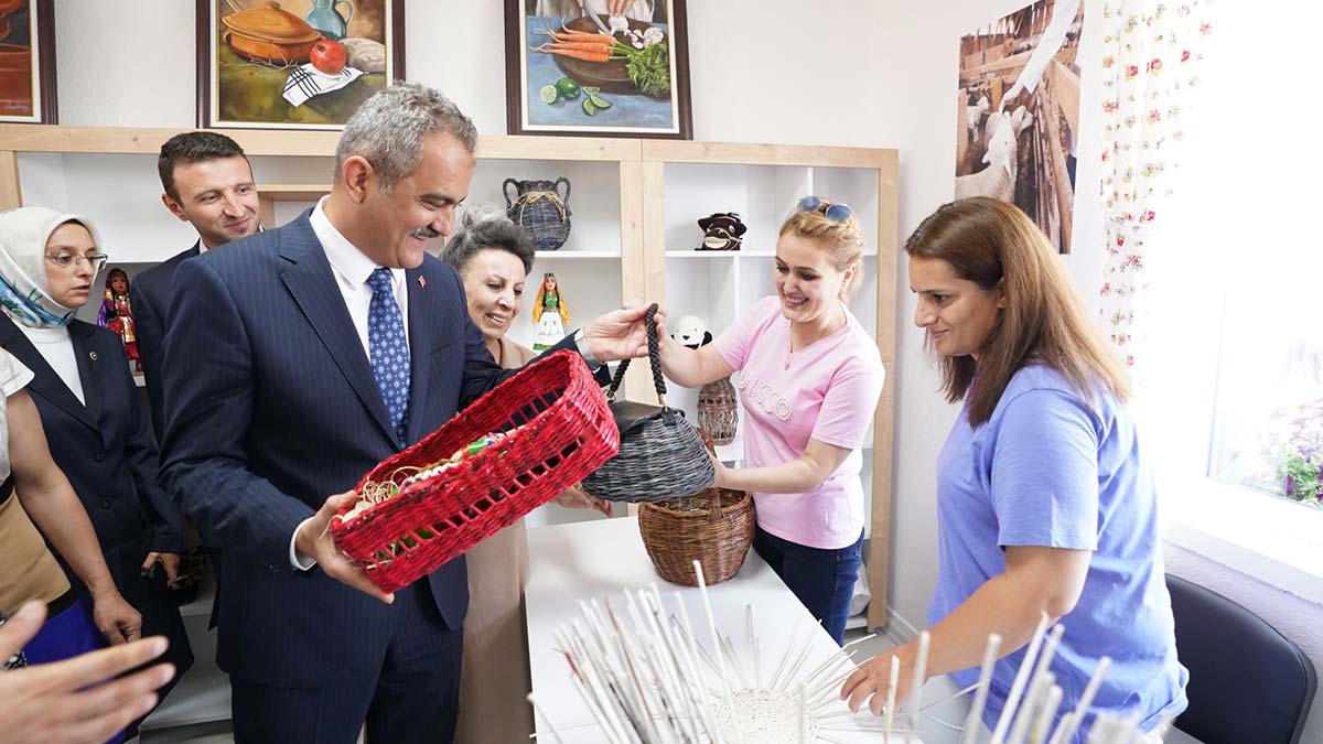 Milli Eğitim Bakanı Mahmut Özer, "Yıl sonuna kadar halk eğitim merkezlerinde 12 milyon kişiye erişebilmemizle ilgili artık hiçbir engelimiz yok. Her türlü eğitimi vatandaşımıza eriştireceğiz" dedi.