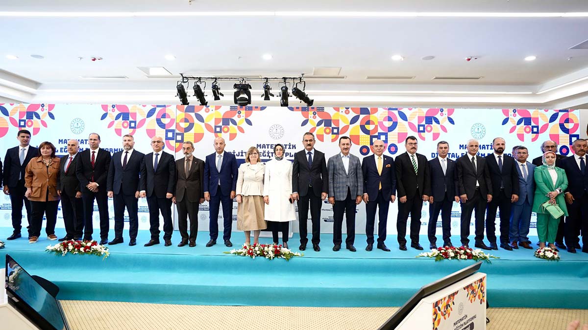 Milli Eğitim Bakanı Mahmut Özer, "Bakanlık olarak matematikle ilgili problemi kısa süre içerisinde gidermek için büyük çaba gösteriyoruz. Bunun ilk adımını yaz okullarıyla başlattık. Bu yaz öğrencilerimizi, çocuklarımızı yalnız bırakmadık" dedi.