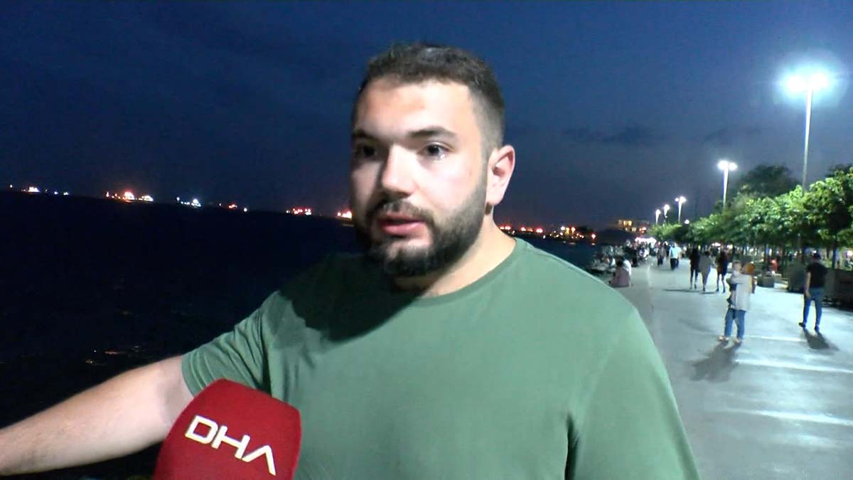 Bakırköy sahilde bir kişi kıyafetleri ile denize atladı. Deniz yüzeyinde hareketsiz kalan kişiyi, sahilde bulunan Batuhan Kuruş kurtardı. O anlar cep telefonu kamerasına yansıdı.