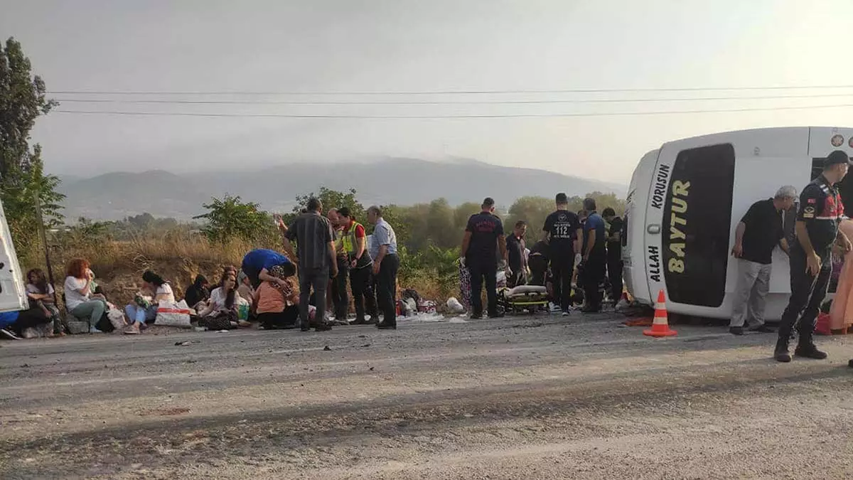 Balıkesir'de düğün dönüşü kaza; 17 yaralı