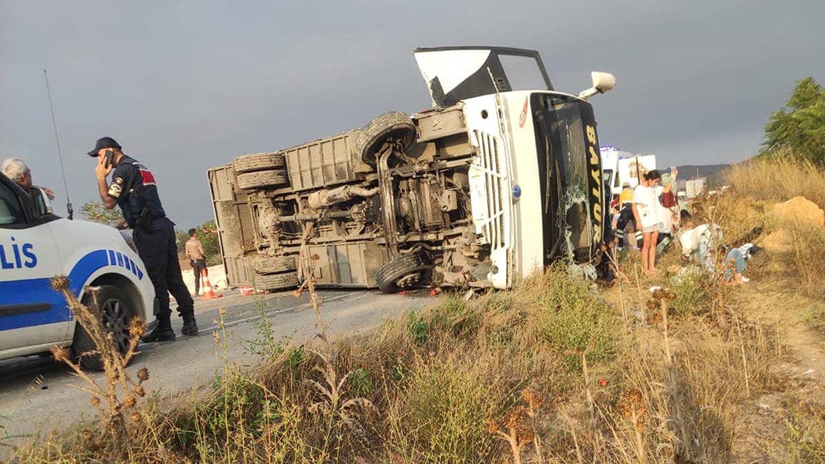 Balıkesir'de düğün dönüşü kaza; 17 yaralı