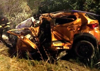 Bariyerlere çarpan otomobilin sürücüsü öldü