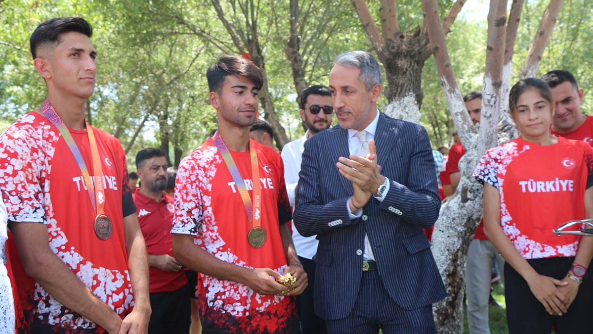 Batmanlı şampiyonlar ve antrenörleri ödüllendirildi