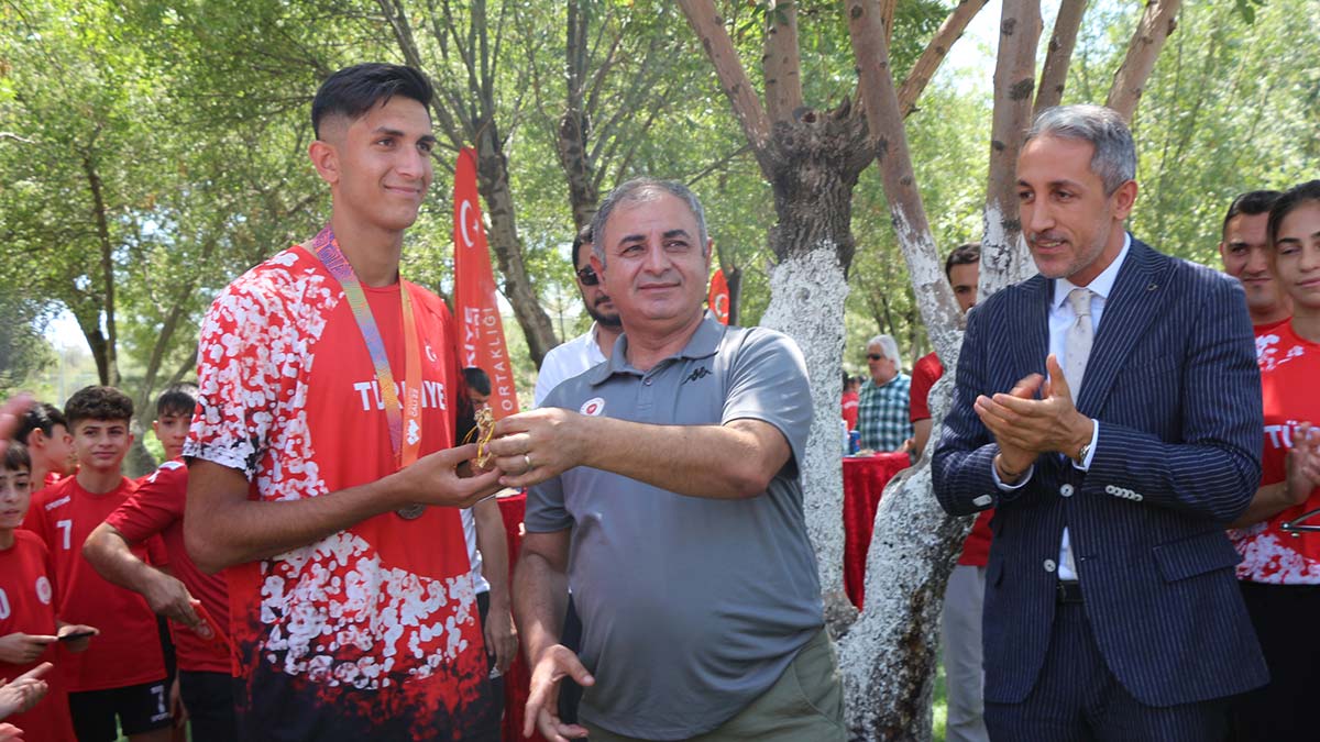 Kolombiya’nın Cali kentinde 170 ülkeden bin 500 sporcunun katılımıyla düzenlenen Dünya U-20 Atletizm Şampiyonası’nda Türkiye’yi temsil eden Batmanlı sporculardan Mazlum Demir kategorisinde dünya şampiyonu olurken, Hayrettin yıldız dünya üçüncüsü oldu. Batmanlı şampiyonlar ve antrenörleri tam altınla ödüllendirildi.