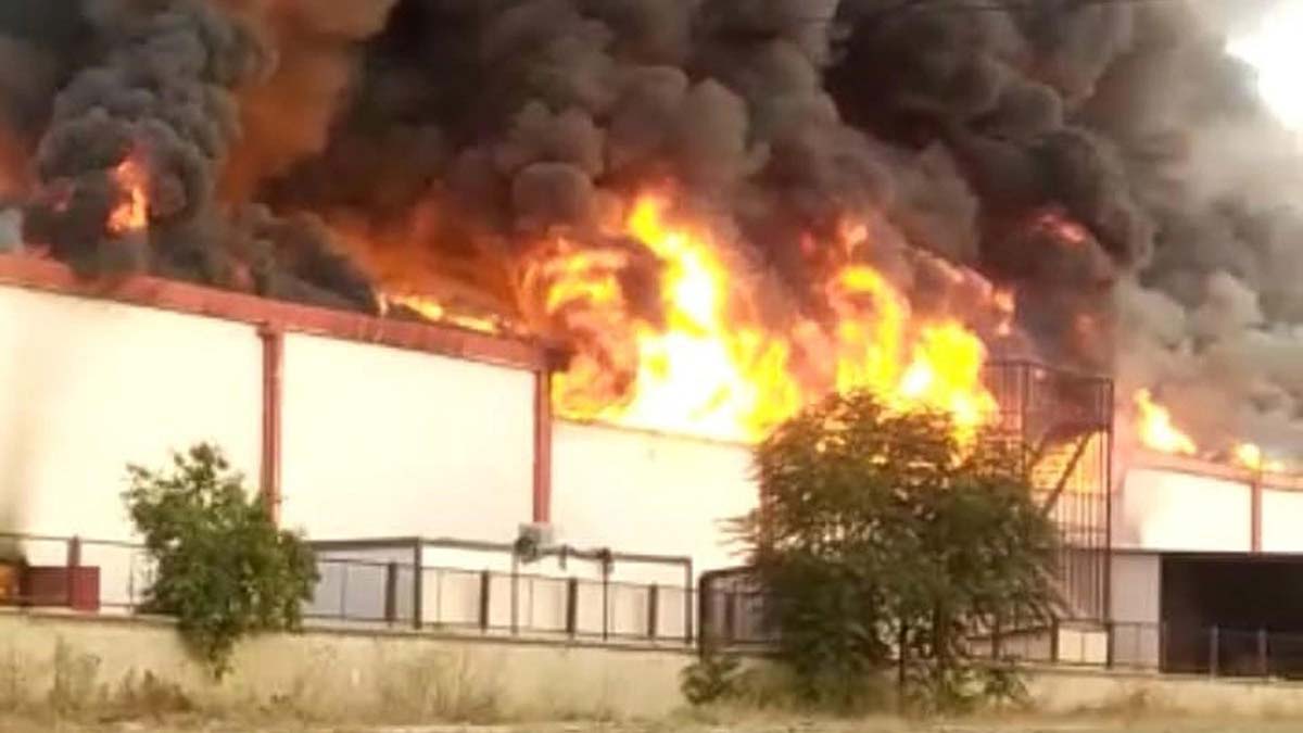 Battaniye fabrikasında çıkan yangın söndürüldü