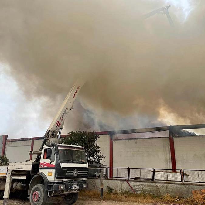 Battaniye fabrikasında çıkan yangın söndürüldü
