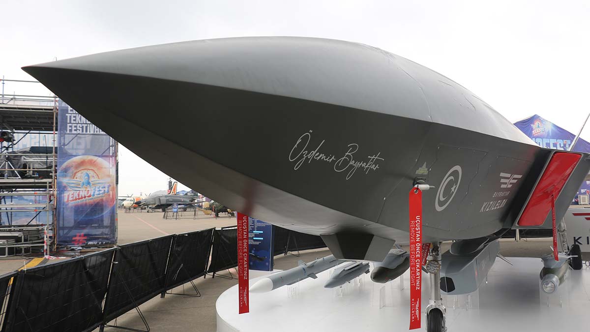 BAYKAR'ın geliştirdiği Bayraktar KIZILELMA Muharip İnsansız Uçak Sistemi (MİUS), ilk kez TEKNOFEST Karadeniz'de sergilendi.