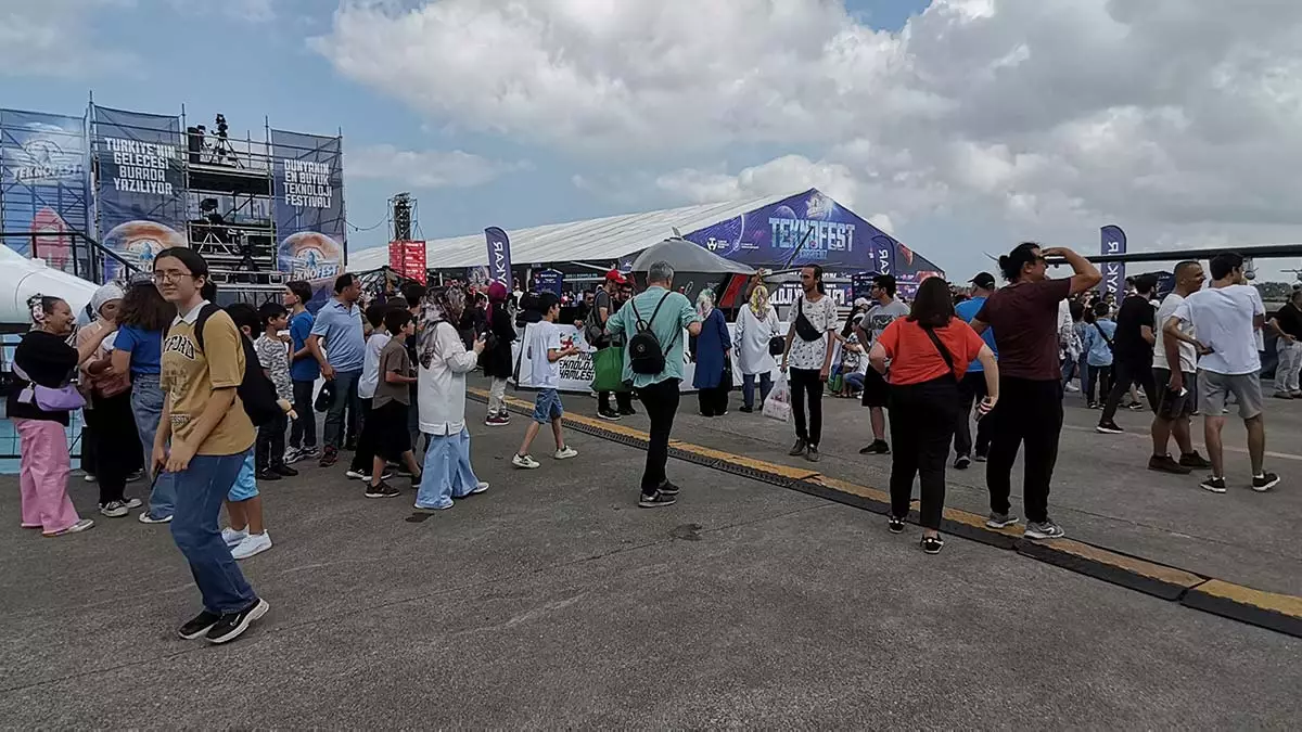 Baykar'ın geliştirdiği bayraktar kizilelma muharip i̇nsansız uçak sistemi (mi̇us), ilk kez teknofest karadeniz'de sergilendi.