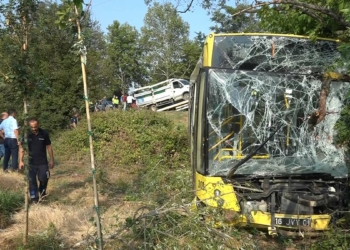 Bursa'da belediye otobüsü kamyonete çarptı; 21 yaralı