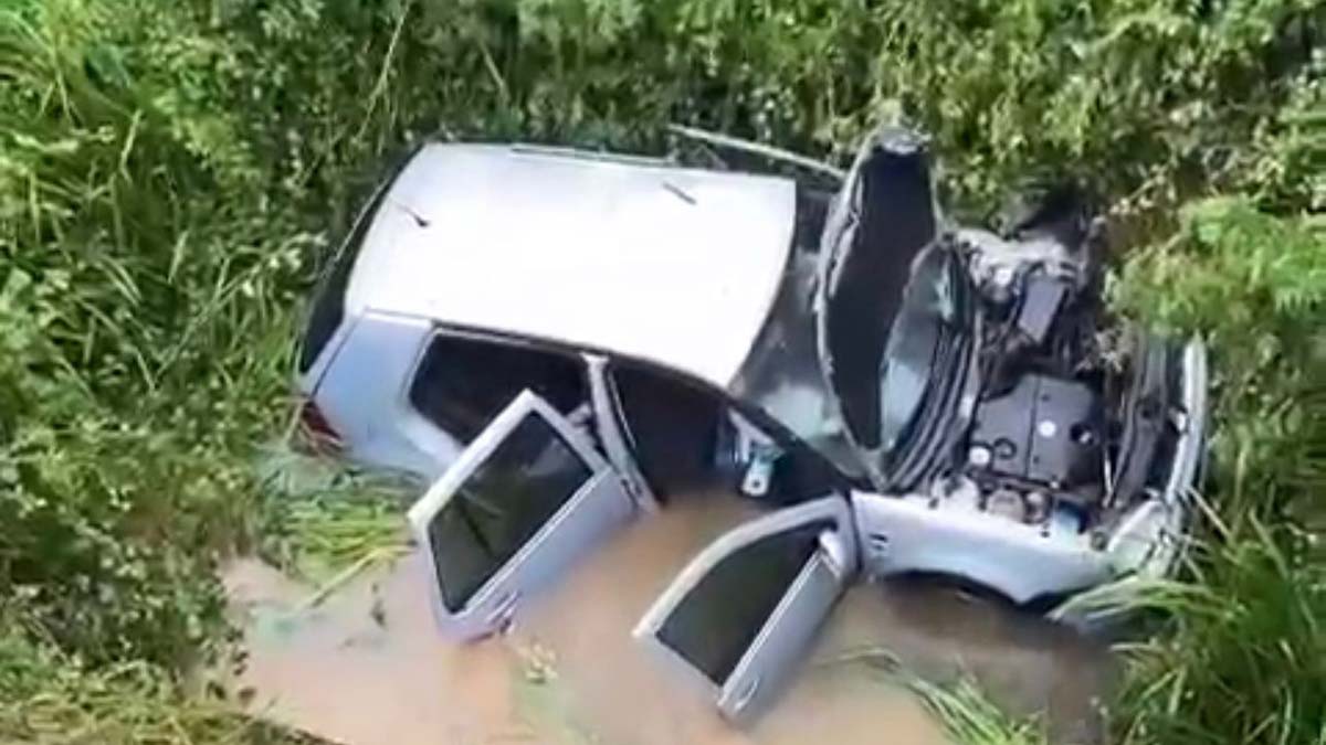 Beykoz'da otomobil dereye uçtu