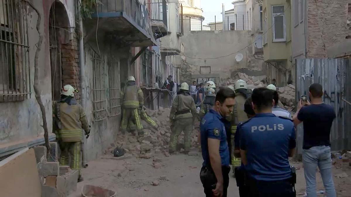 Beyoğlu'nda 4 katlı metruk binanın duvarı çöktü