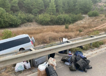 Minibüs sulama kanalına yuvarlandı; 7 yaralı
