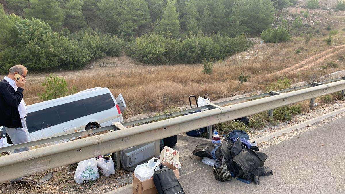 Minibüs sulama kanalına yuvarlandı; 7 yaralı