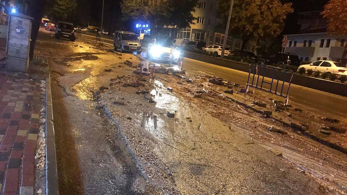 Bilecik'te sağanak yağış; sokaklar göle döndü