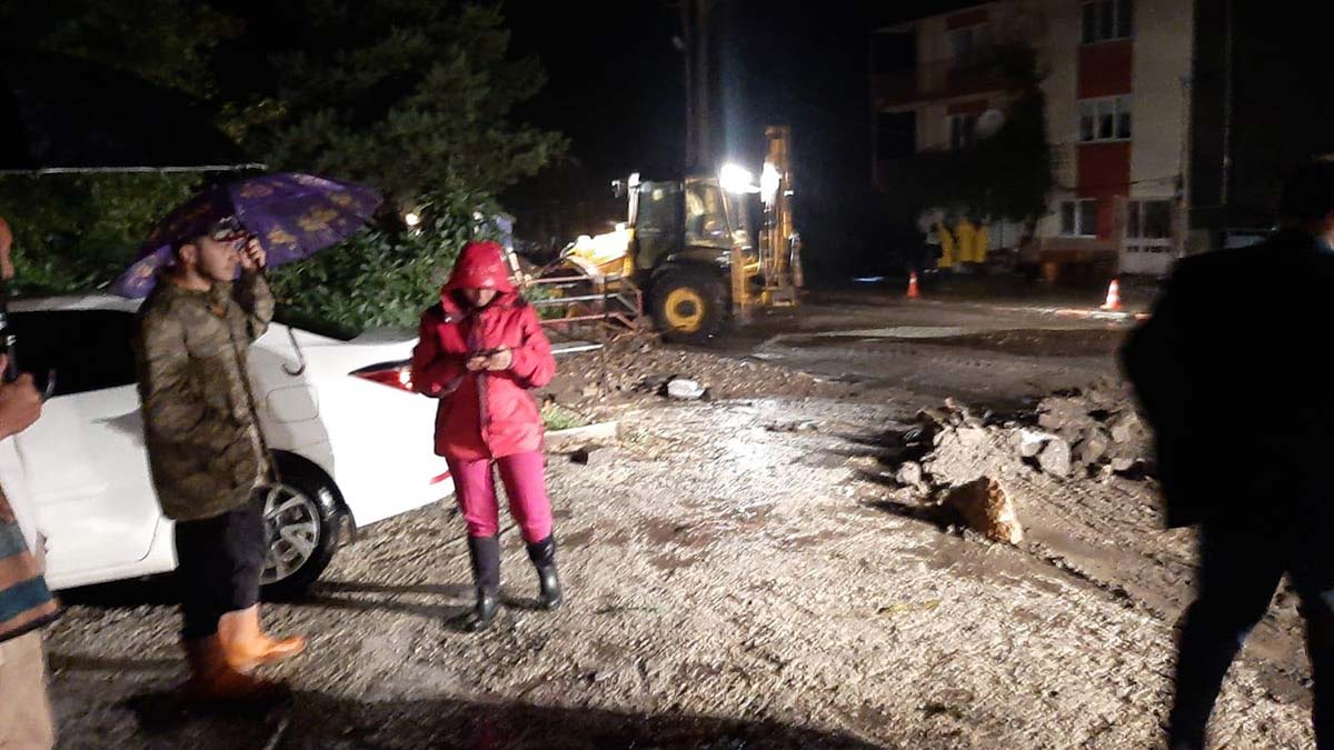 Bilecik'te sağanak yağış; sokaklar göle döndü