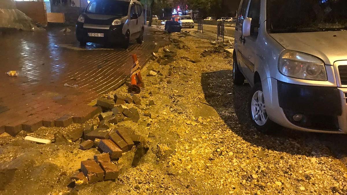 Bilecik'te sağanak yağışın ardından cadde ve sokaklar göle döndü. Çok sayıda ev ve işyerinin zemin katını su basarken, araçlar trafikte ilerlemekte güçlük çekti.