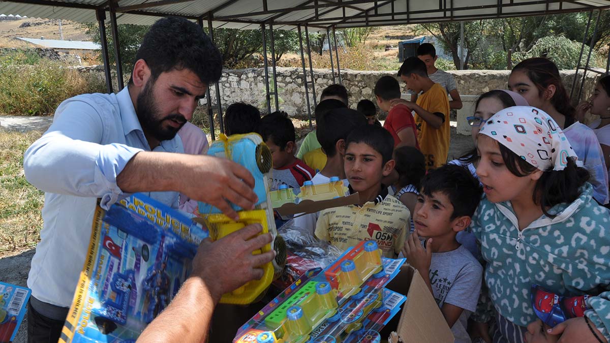 Kars'ta 4 yıl önce sosyal medya aracılığıyla bir araya gelen 'Bir Oyuncak da Sen Ver' grubu, topladıkları oyuncakları köydeki çocuklara dağıtıp, onların yüzlerini güldürüyor.