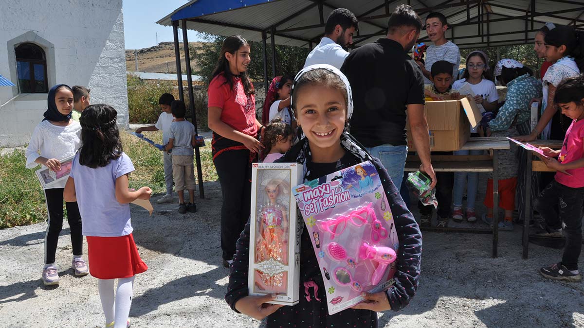 'Bir Oyuncak da Sen Ver' yüzleri güldürüyor