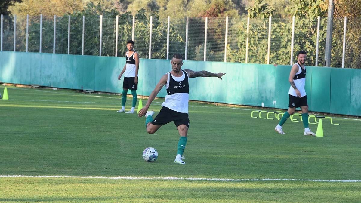 Adanaspor maçında hedeflerinin galibiyet olduğunu söyleyen Cenk Şen, "Takım olarak birlikteliğimiz çok iyi. Bunu da sahaya yansıttığımızı düşünüyorum. Adanaspor maçına iyi hazırlanıyoruz, hedefimiz galibiyet" dedi.