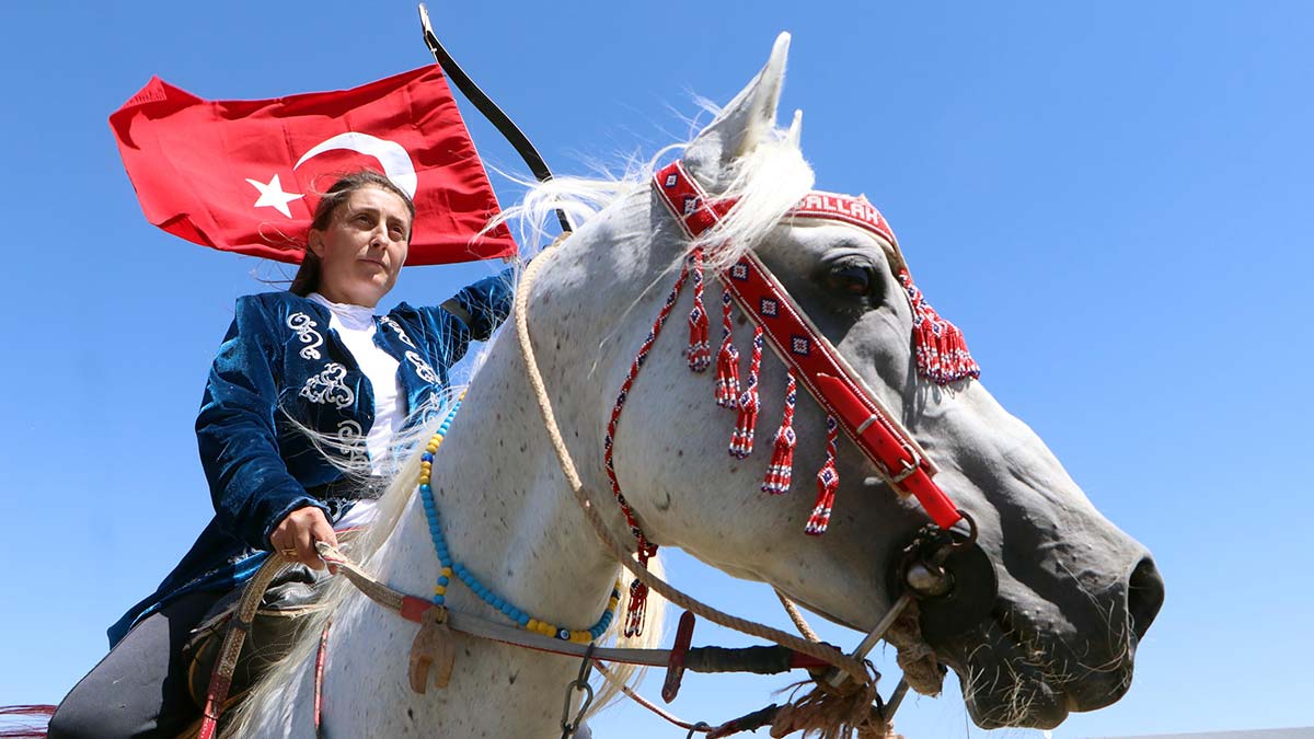 Boksör adlı beyaz atına gelin olarak bindi
