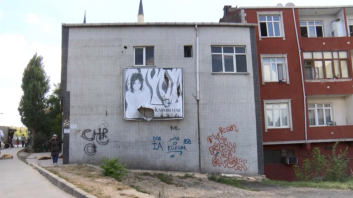 Malzeme çalarken bina sahiplerine yakalandı