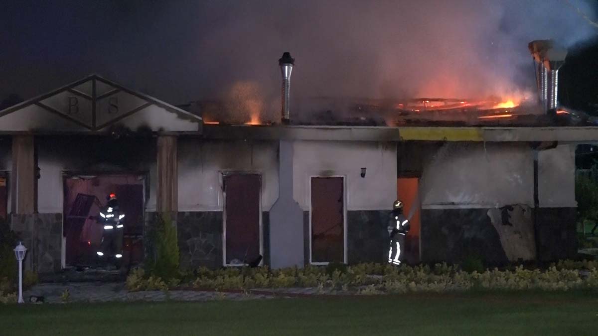 Bursa'da çiftlikte çıkan yangında restoran binası kullanılmaz hale geldi. Yangın itfaiye ekiplerinin bir saatlik müdahalesinin ardından kontrol altına alınırken, kundaklama şüphesi üzerinde duran polis ekipleri, şüpheli S.Y.’nin yakalanması için çalışma başlattı.