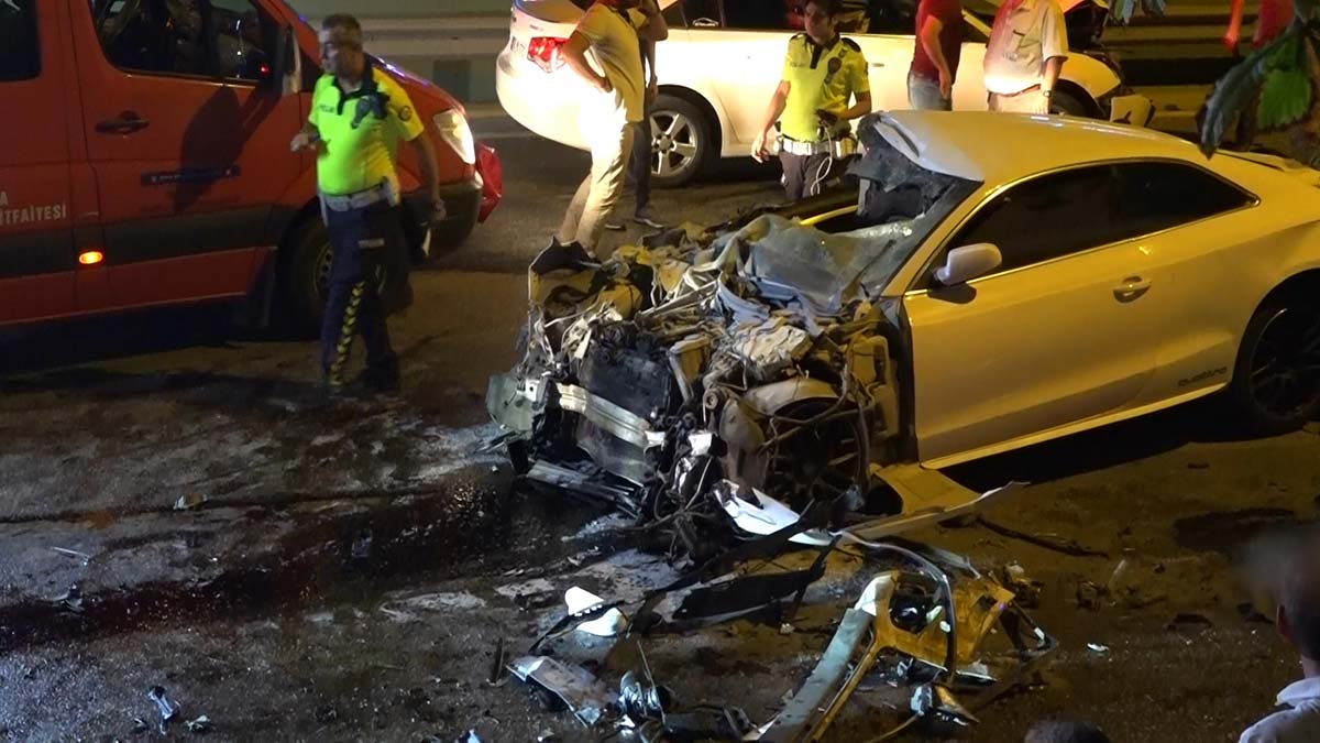 Otomobil ağaçları sulayan tankere çarptı; 5 yaralı