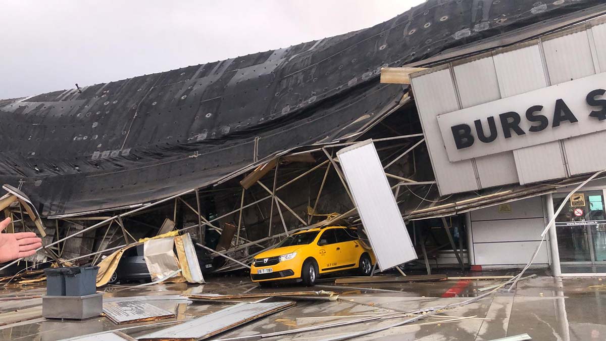 Bursa'da şiddetli yağış; Araçlar sürüklendi