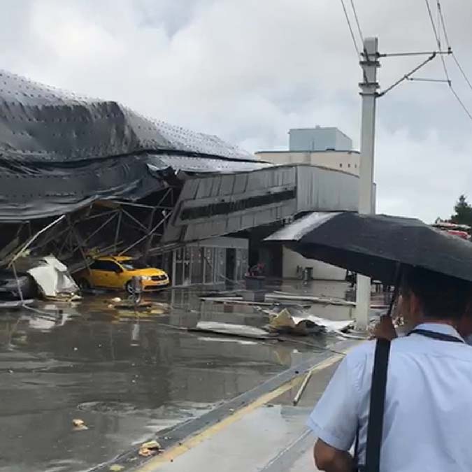Bursa'da şiddetli yağış; Terminale yıldırım düştü