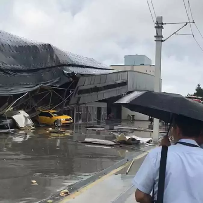 Bursa'da şiddetli yağış; terminale yıldırım düştü