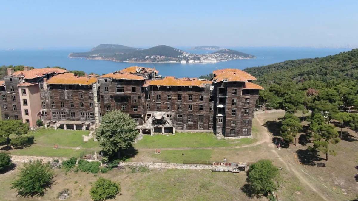 Avrupa'nın en büyük, dünyanın ikinci büyük ahşap yapısı olma özelliğini taşıyan Büyükada Rum Yetimhanesi'nin restorasyonu için Anıtlar Kurulu'ndan onay çıktığı öğrenildi.