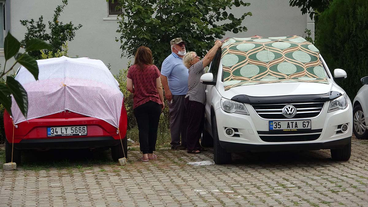 Çanakkale'de sağanak ve dolu nedeniyle toplanan İl Afet ve Acil Durum Koordinasyon Kurulu, taşkın riskine karşı saat 22.00'ye kadar Sarıçay boyunca araç parkı yapılmaması kararı aldı.