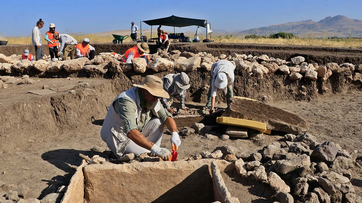 Çayönü Tepesi'nde 3 sandık mezar daha bulundu
