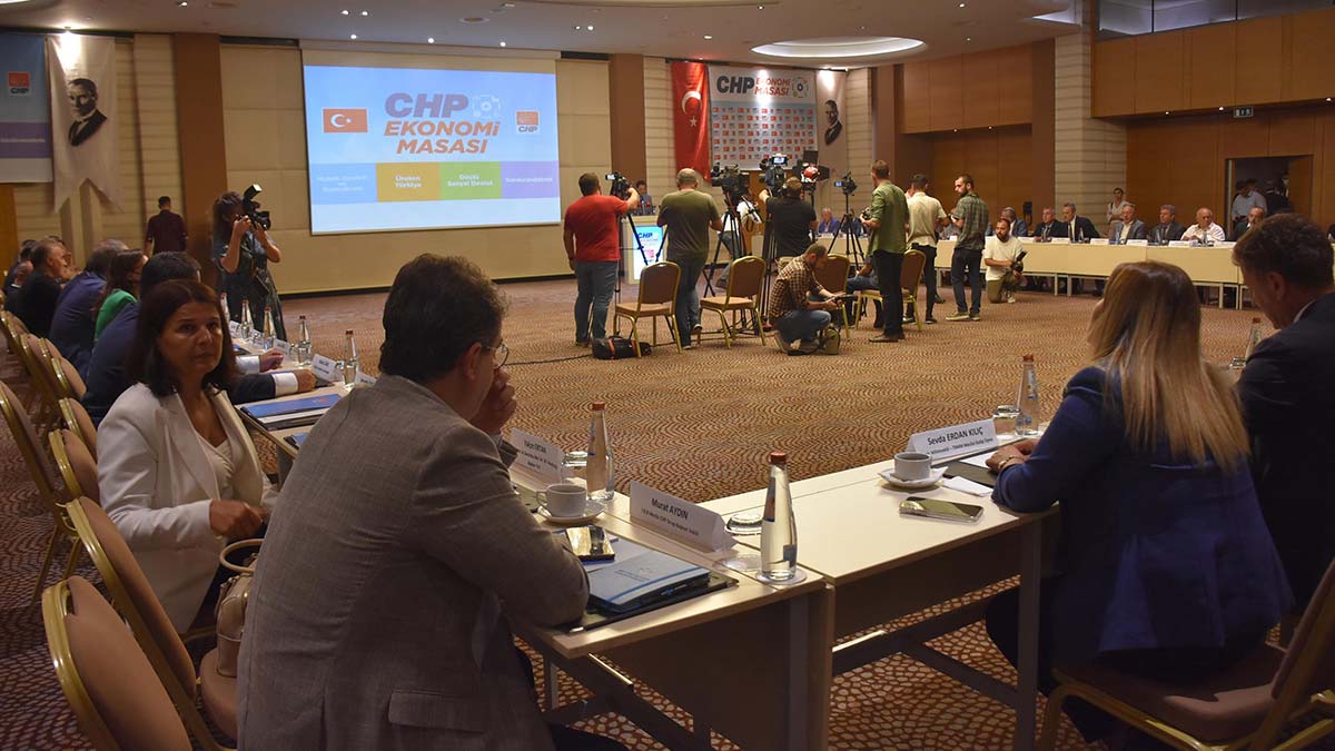 CHP Genel Başkan Yardımcısı Faik Öztrak, "Bazı yasaları hızla gündeme sokmamızla birlikte Türkiye'de algının hızla değişeceği kanaatindeyim. Türkiye kısa bir süre sonra döviz yokluğunu düşünmek yerine, 'Bu döviz çokluğunda nasıl davranmamız lazım? Bu durum bize rekabet sorunu yaşatmasın diye düşünecek hale gelecek" dedi.