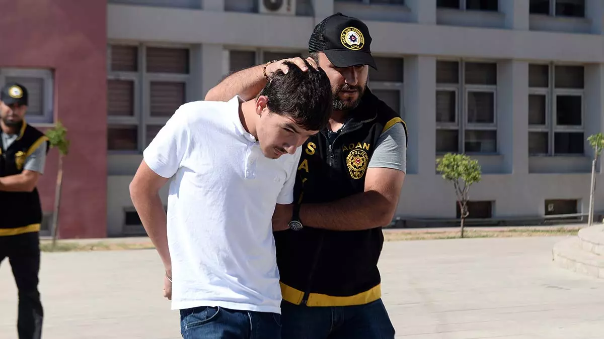 Adana'da kullanılmayan bir evin bahçesinde başından tabanca ile vurulmuş halde bulunan cesedin, ali haydar sezgin'e (32) ait olduğu belirlendi. Cesedin üzerine örtülen kırmızı örtüden yola çıkan polis, aynı mahallede oturan ahmet çakar'ın (19) evinde aynı örtüden buldu.