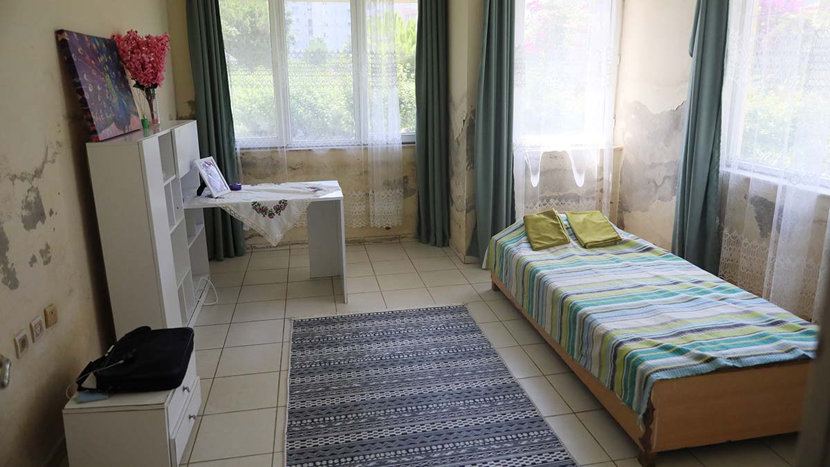 Bursa'daki çöp evden kurtarılan Cem Muhammet A.'nın (9) annesi Yasemin A., rutubet nedeniyle duvarlardaki sıvaların tutmadığı oğlunun da 1 gün kaldığı evden birkaç gün sonra taşınacağını açıkladı.