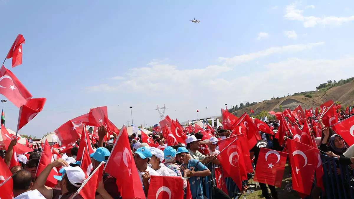 Cumhurbaşkanı recep tayyip erdoğan, "ülkemizin güvenlik önceliklerine göre, kendi planlamamıza göre bu operasyonları sürdüreceğiz. Hep söylediğimiz gibi bir gece ansızın gelebiliriz, hem de her yere gelebiliriz" dedi.