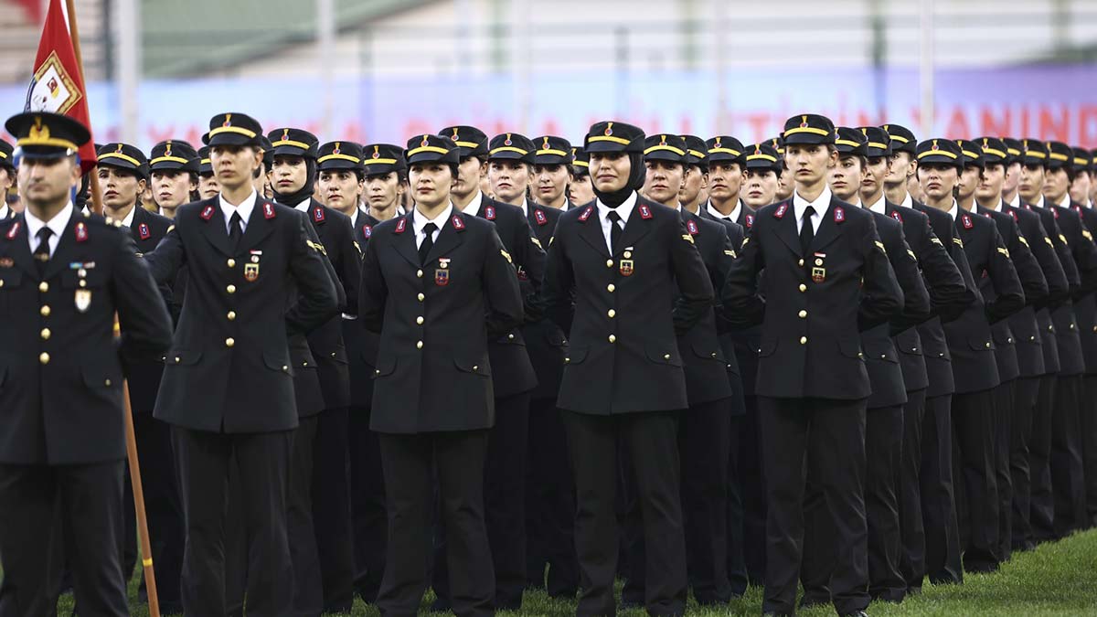 Cumhurbaşkanı Recep Tayyip Erdoğan, ''Gün gelecek tarih bunları yargılayacak. Yabancı basına Türkiye'yi şikayet edenlere biz sadece acıyoruz.'' dedi.