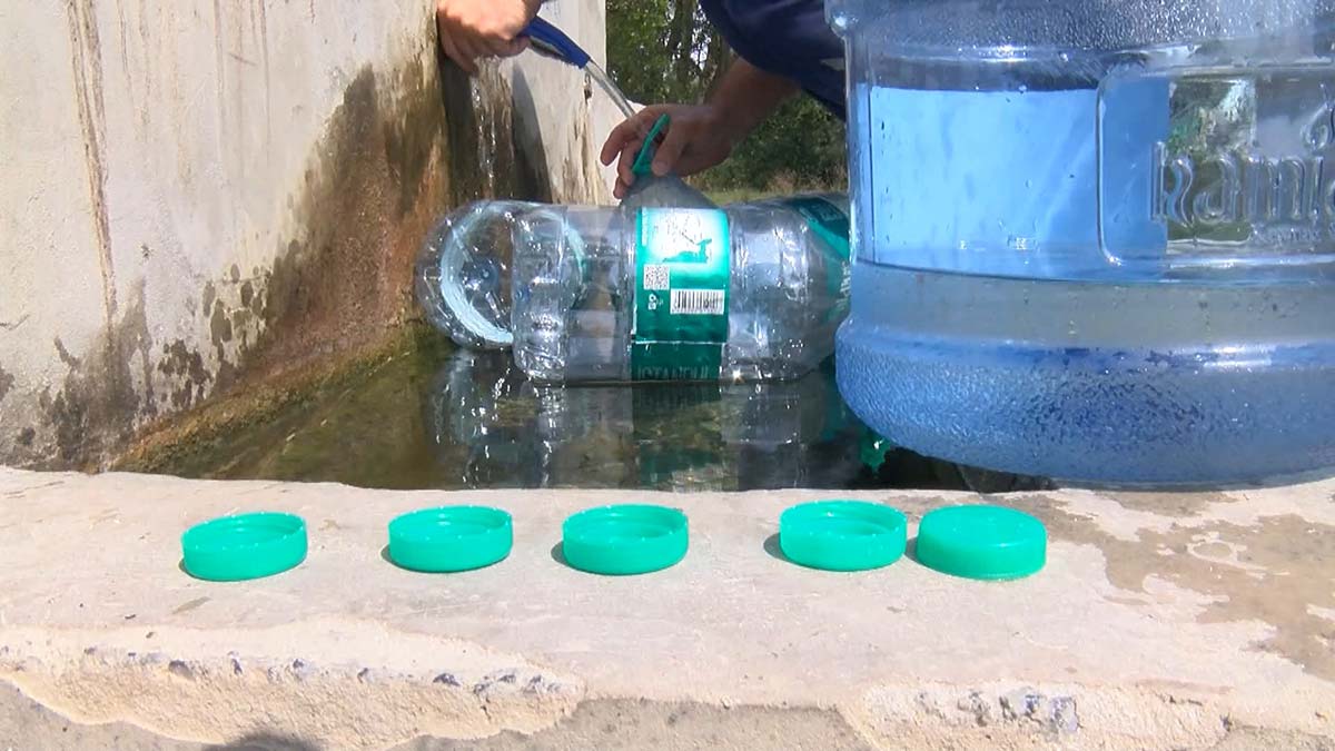 Zamlar nedeniyle artan su masraflarına çözüm üreten Murat Ene, "Bir aydır buradan su doldurup götürüyorum. İçme suyu büyük külfet oldu artık. Kendi çapımızda çözüm üretiyoruz" diye konuştu.