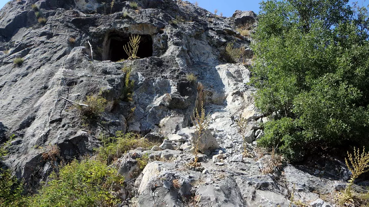 Tokat'taki kızık köyü yakınlarında bulunan roma dönemine ait kaya mezarı defineciler tarafından dinamitle patlatılarak tahrip edildi.  