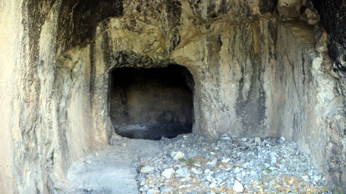 Kaya mezarı defineciler tarafından dinamitle patlatıldı