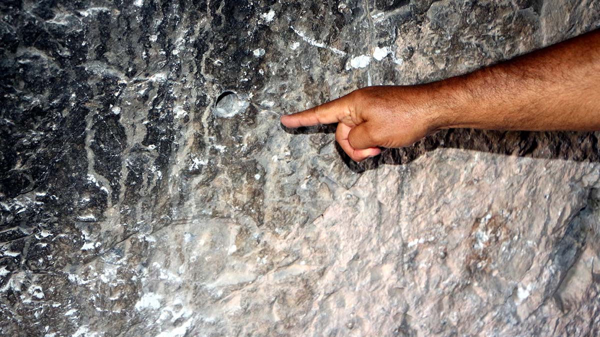 Kaya mezarı defineciler tarafından dinamitle patlatıldı