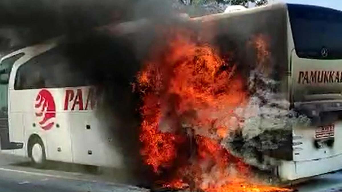 Denizli'de yolcu otobüsü alev alev yandı