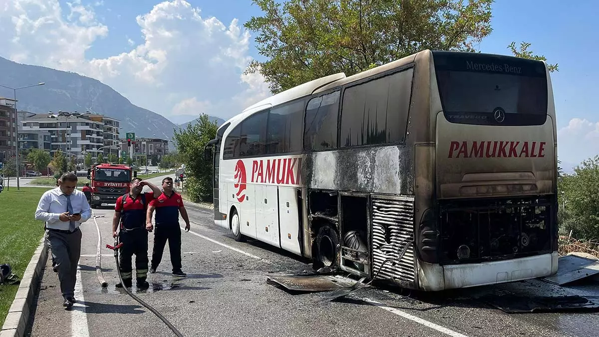 Denizli'de yolcu otobüsü alev alev yandı