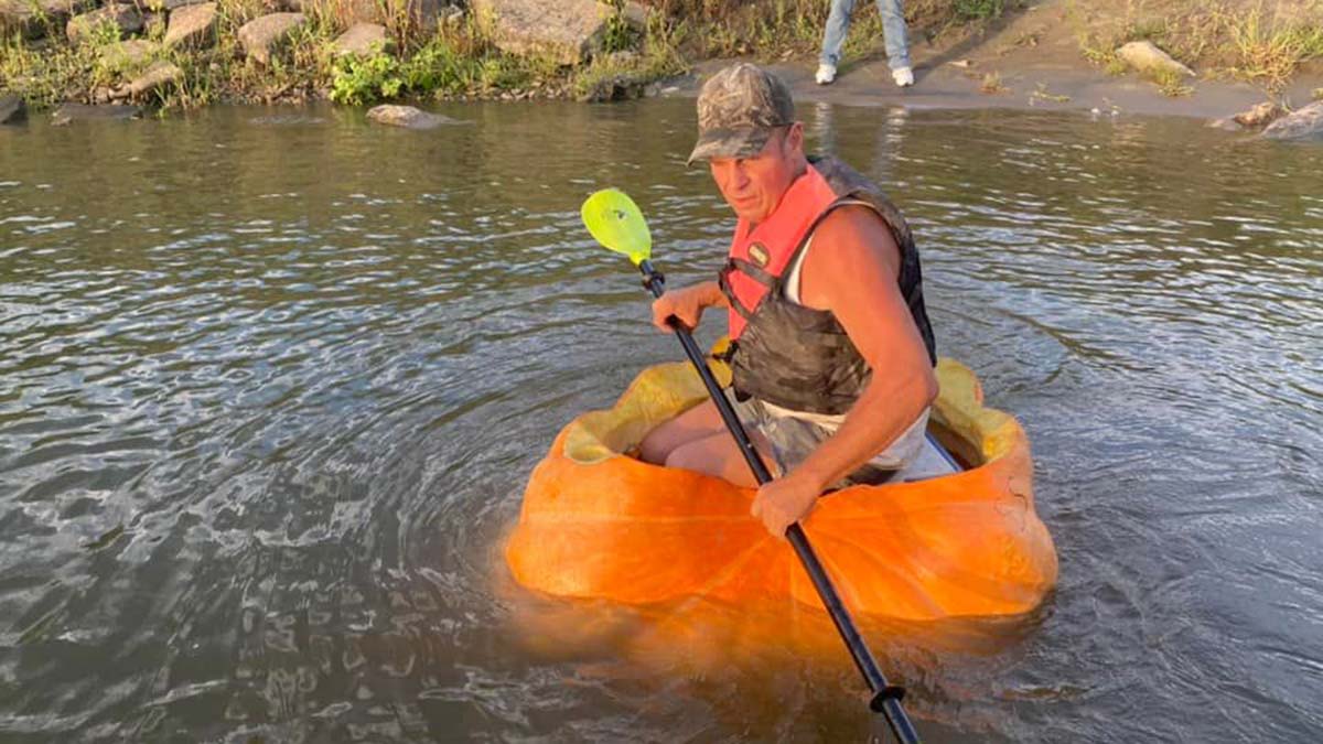 Dev balkabağıyla Missouri Nehri'nde kürek çekti